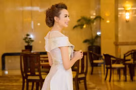 Diện đầm xoè, Hoa hậu Ngọc Diễm vẫn khoe đường cong quyến rũ