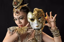 Những shoot hình nóng bỏng của "cô gái vàng" bellydance