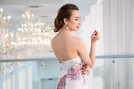 Hoa hậu Ngọc Diễm khoe vai trần nõn nà