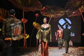 Lê Thanh Hòa mang cả rừng lá khô lên sàn diễn thời trang