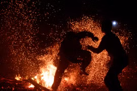 Rùng mình người lao vào đống lửa như "thiêu thân"