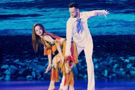 Jennifer Phạm "ghi điểm" bằng những cú lắc hông gợi cảm