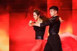 Jennifer Phạm quyến rũ "chết người" khi ghép đôi cùng vũ công người Nga