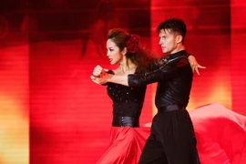 Jennifer Phạm quyến rũ "chết người" khi ghép đôi cùng vũ công người Nga