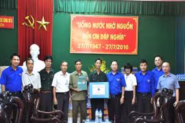 Đại diện Tân Hiệp Phát cùng Bí thư trung ương đoàn thăm hỏi người có công