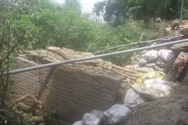 Giữa đêm, nhà cửa bị kéo tuột xuống sông