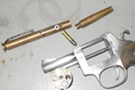 Trốn truy nã vẫn “nổi điên” dùng súng bút bắn người