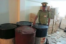 Ngang nhiên rút xăng từ xe stec bán cho tư nhân