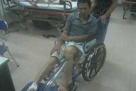 Bịt mặt, phóng xe vào giữa làng đâm chém, bắn người