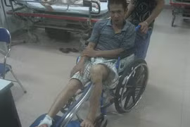 Bịt mặt, phóng xe vào giữa làng đâm chém, bắn người