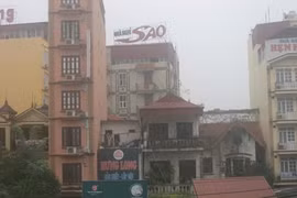 Ép nạn nhân vào nhà nghỉ để đánh đập