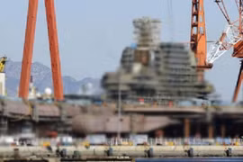 Trung Quốc chỉ trích vì báo Nhật Bản đăng ảnh tàu sân bay tối mật