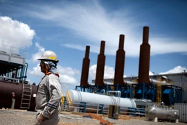 OPEC đồng ý cắt giảm sản lượng, giá dầu tăng vọt 8%