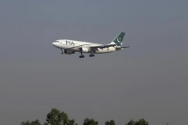 Máy bay của Pakistan rơi khi đang chở theo 47 người