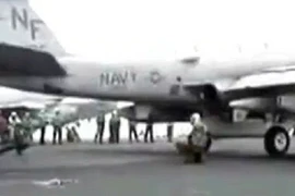 Kĩ thuật viên bị động cơ máy bay EA-6B thổi bật ra xa 45m