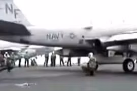 Kĩ thuật viên bị động cơ máy bay EA-6B thổi bật ra xa 45m