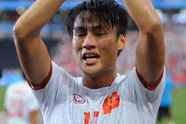 Cầu thủ Việt Nam khóc nức nở sau trận thua đau đớn