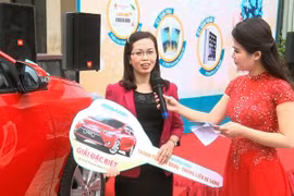 Tổng giám đốc ABBANK trao ô tô cho khách hàng may mắn 