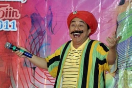 Nghệ sỹ Hồng Kỳ giao lưu cùng các em nhỏ