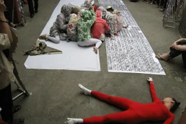 "Những bóng ma ban ngày"- áo chống nắng bị tẩy chay