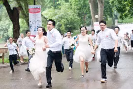 100 cặp uyên ương chạy Marathon... dưới mưa