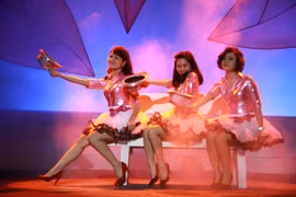 "Mùa xuân sắc môi em hồng"