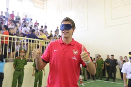 2 pháo thủ Arsenal: Bịt mắt đá bóng với trẻ em khiếm thị Hà Nội