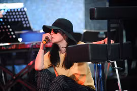 Thu Phương bật khóc khi hát lại "Dòng sông lơ đãng" của nhạc sĩ Việt Anh