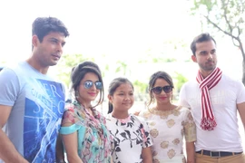 Dàn sao "Cô dâu 8 tuổi" bất ngờ thăm gia đình khán giả tại TP Hồ Chí Minh