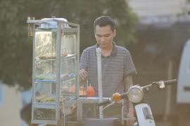 Khắc Việt làm công nhân bốc gạch, chạy xe ôm để mưu sinh