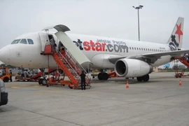 Xe thang va quệt máy bay của Jetstar Pacific