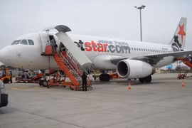 Xe thang va quệt máy bay của Jetstar Pacific