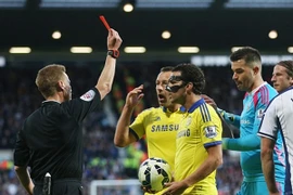 Vừa vô địch Ngoại hạng, Chelsea đã thua sốc