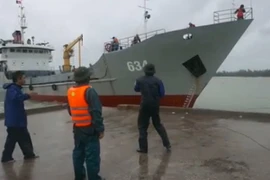 Tàu hải quân vượt sóng đón du khách Cô Tô mắc kẹt