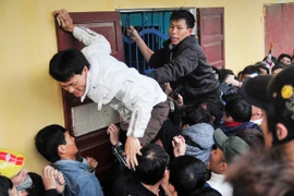 Video: Cảnh chen lấn xô đẩy mua vé chưa từng có ở sân Vinh