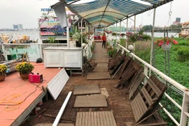 Phường Thụy Khuê yêu cầu nhà nổi Hồ Tây phải tháo dỡ cấp tốc