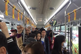 Buýt nhanh BRT chật kín xe trong ngày đầu bán vé 7.000 đồng/lượt