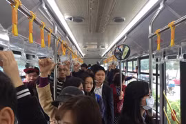 Buýt nhanh BRT chật kín xe trong ngày đầu bán vé 7.000 đồng/lượt