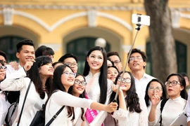 Á hậu 1 Ngô Thanh Thanh Tú "đọ sắc" cùng các hotgirl trường Chu Văn An