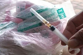 Bé gái 12 tuổi bị nhóm nghiện ma túy đâm kim tiêm vào tay