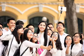 Á hậu 1 Ngô Thanh Thanh Tú "đọ sắc" cùng các hotgirl trường Chu Văn An