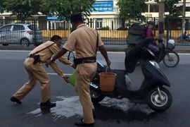 CSGT kịp thời cứu xe máy bốc cháy giữa đường