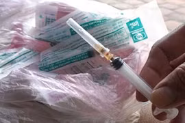 Bé gái 12 tuổi bị nhóm nghiện ma túy đâm kim tiêm vào tay