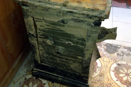 Rủ bạn đột nhập vào công ty cũ để trộm két tiền