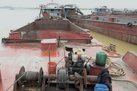 Bắt giữ 11 tàu hút cát trái phép trên sông Hồng