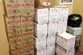 Thu giữ hàng trăm lít phụ gia thực phẩm từ Trung Quốc tuồn về Hà Nội