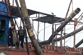 Đánh úp ‘cát tặc’ trên sông Hồng