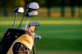 Ông tổng giám đốc "dạy" nhân viên phục vụ bằng gậy gofl?