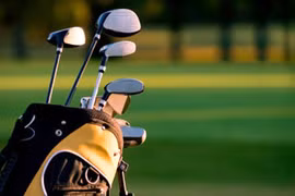 Ông tổng giám đốc "dạy" nhân viên phục vụ bằng gậy gofl?