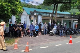 Ngăn chặn hàng chục thanh thiếu niên bốc đầu xe máy, vượt chốt kiểm dịch lên Tam Đảo